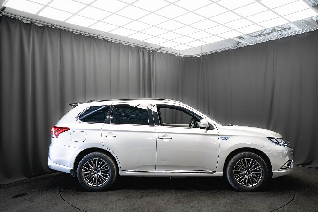 Mitsubishi Outlander PHEV Plug-in AWD S-Edition PANO DRAG LÄDER 360° ELSTOL