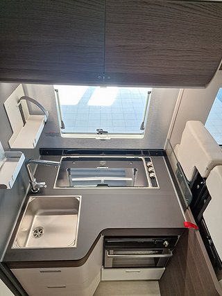 Husbil-halvintegrerad Adria MATRIX SUPREME MB 670 SL 9 av 15