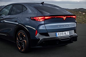 Baksidan av en blå Cupra med röda bakljus