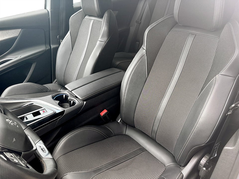 Bild på Peugeot 3008 GT Black Pack 1.2 PT 130hk Aut B-KAMERA CARPLAY