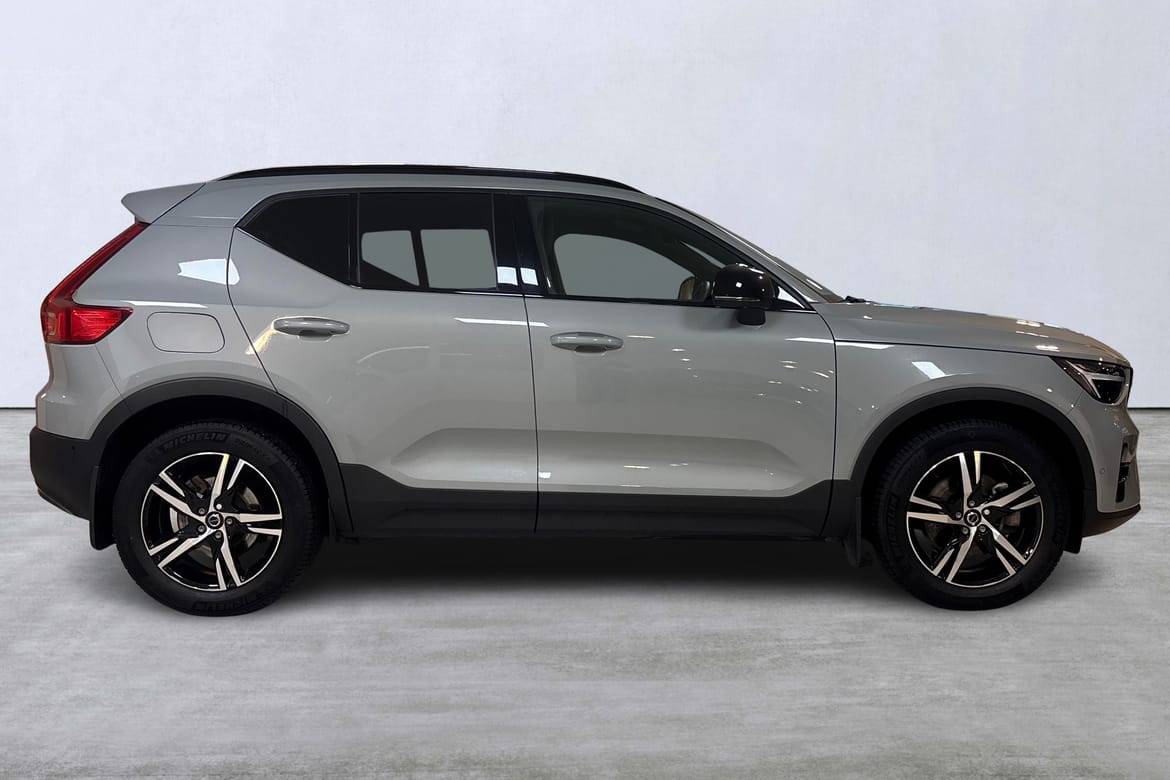 Volvo XC40 B3 FWD Bensin Plus Dark 2025, photo 3/10