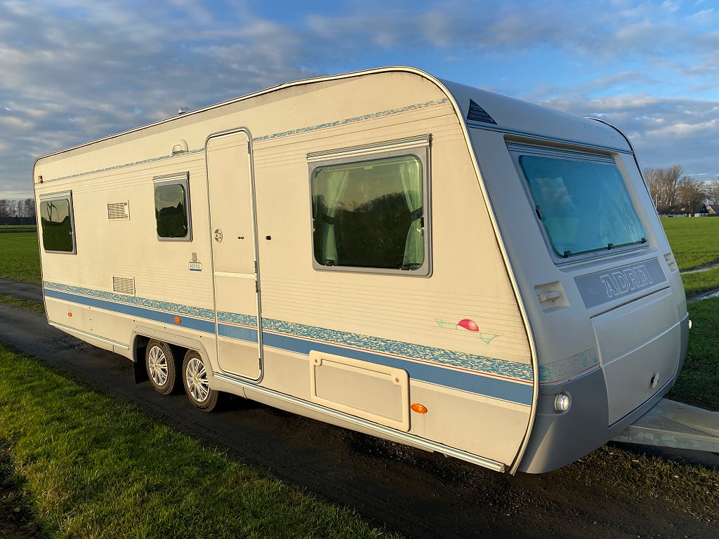 Adria 613 UL AC/ Alde/ 3,5m Förtält/ Långbäddar/ Queensbed
