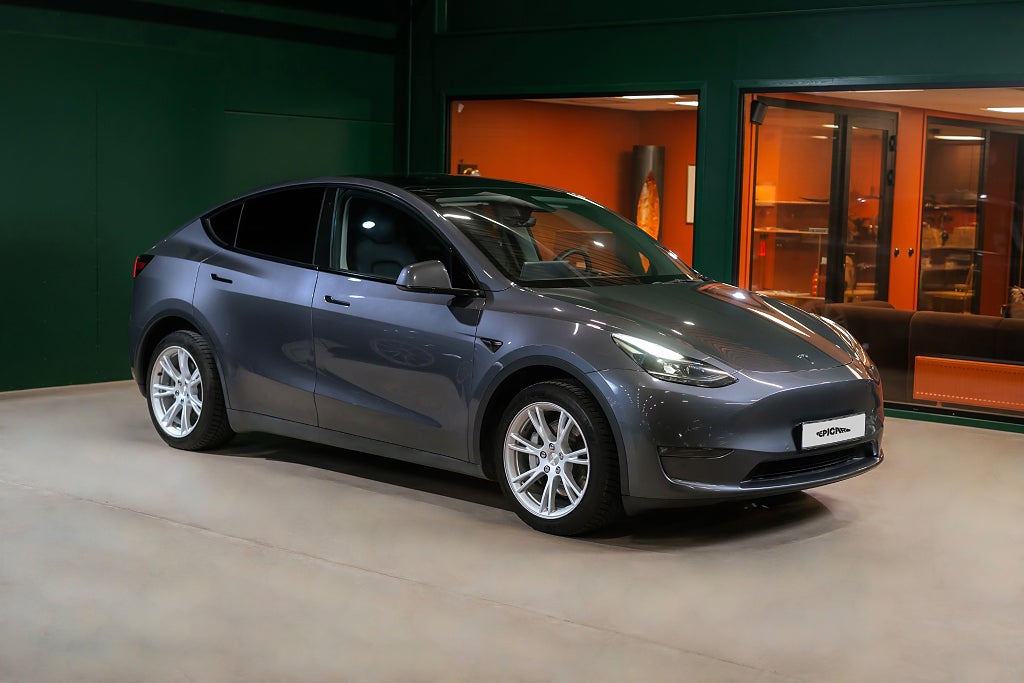 Tesla Model Y Long Range AWD / MOMS / Sv-såld / Autopilot / Värmepump