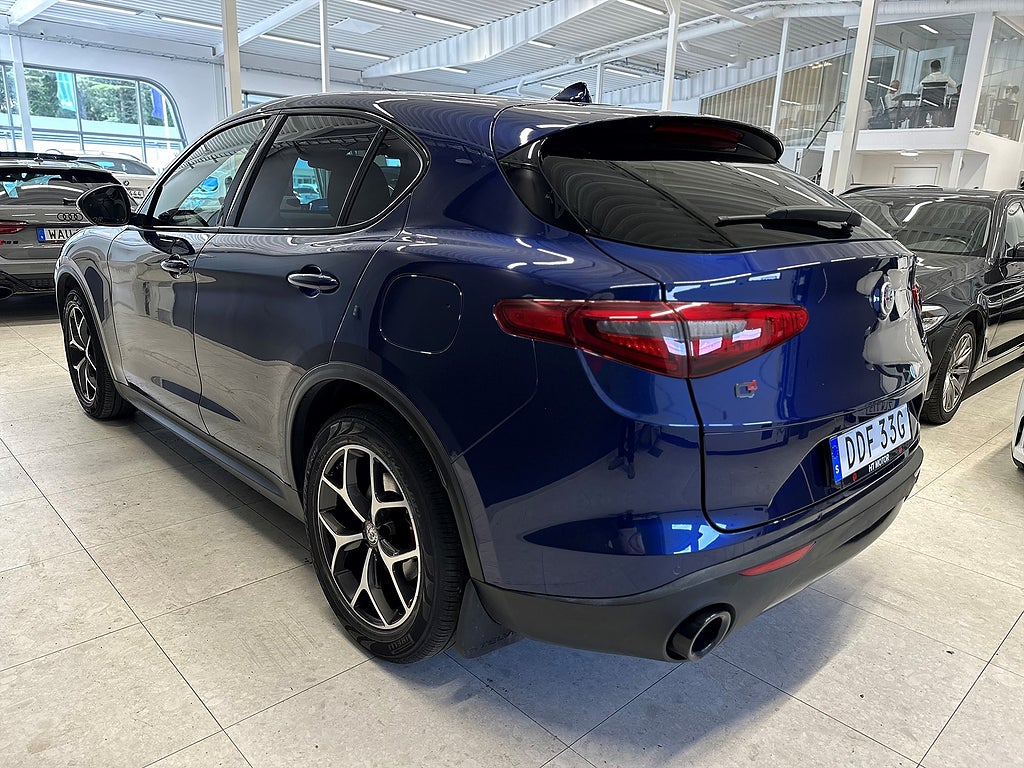 Alfa Romeo Stelvio 2.0 Turbo 16V Q4 200HK/B-Kamera/Veloce Läder/Navi/