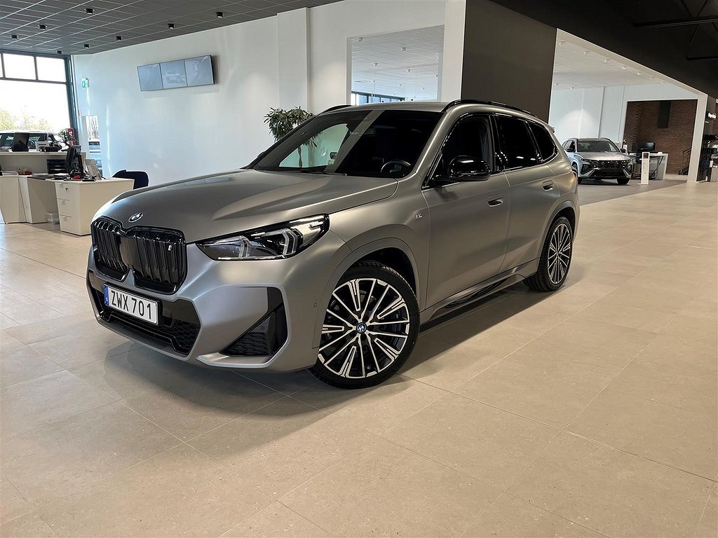 BMW iX1 xDrive30 M Sport Travel Panorama Navigation Rattvärme DAP