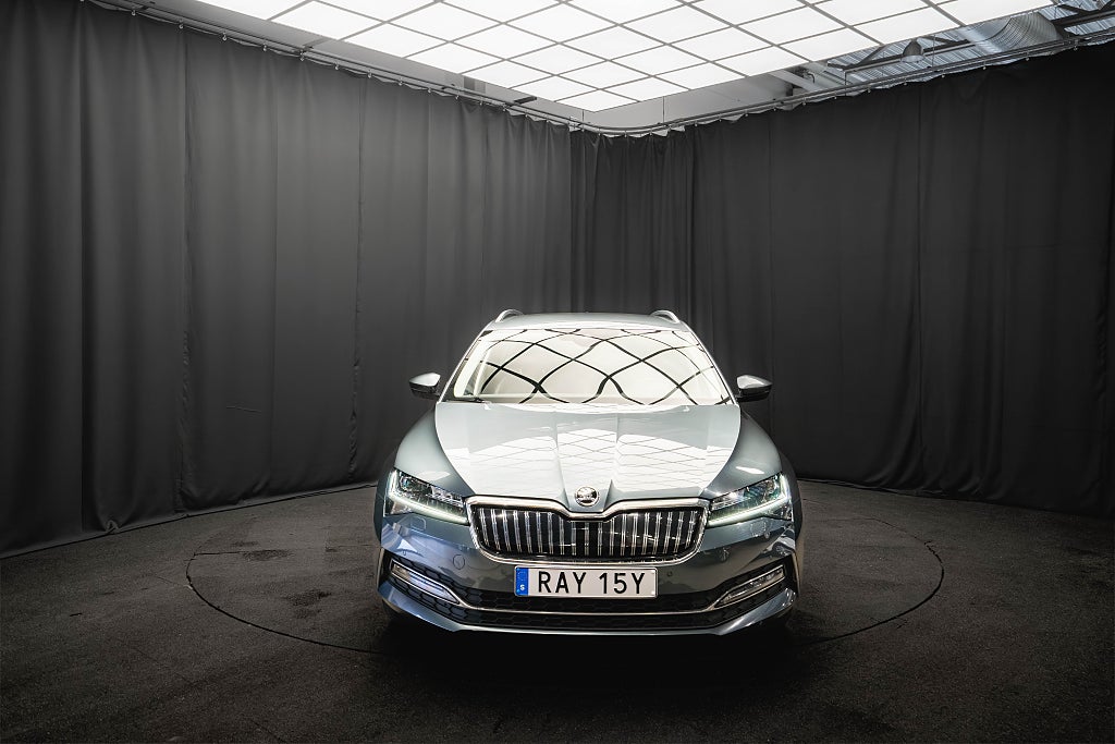 Skoda Superb iV BUSINESS STYLE LÄDER DRAG B-VÄRMARE KAMERA MOMS