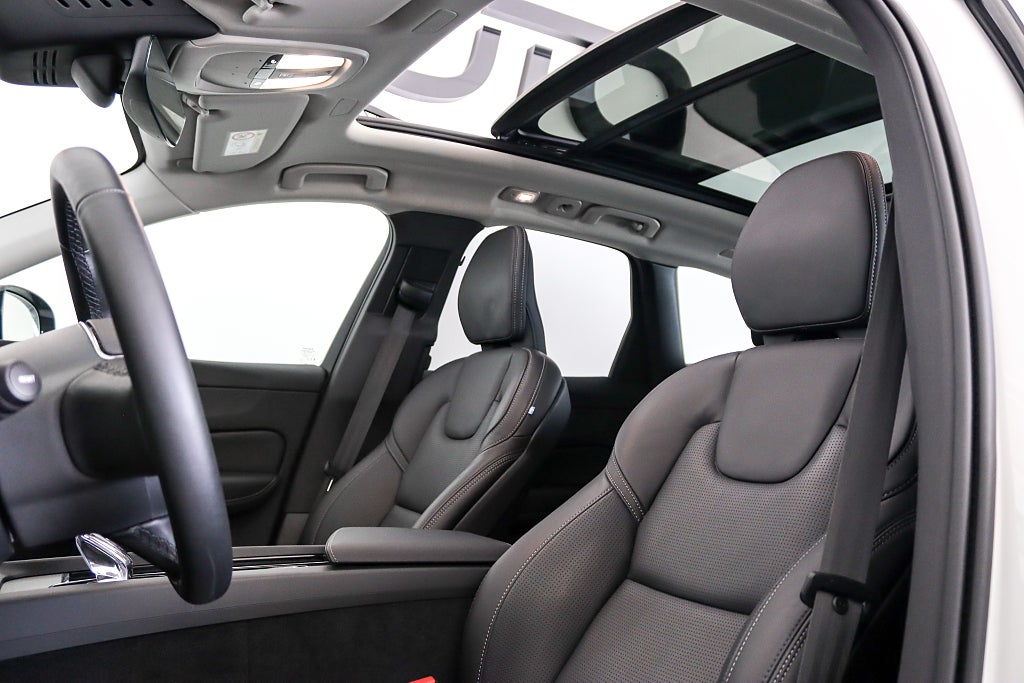 Volvo XC60 Recharge T8 AWD Ultra Dark B&W Pano Drag MOMS