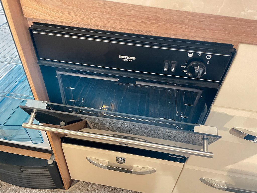 Hobby 560 De Luxe KMFE /Barnkammare/Markis/Ugn/6 bäddar - Hobby