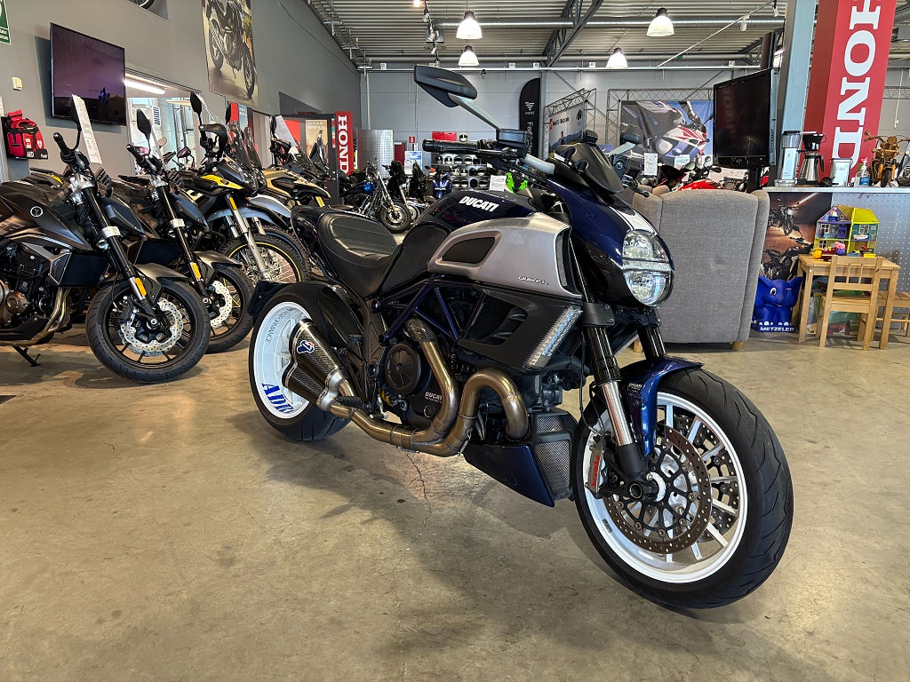 Ducati Diavel Carbon #Termignoni helsystem & Endast 2100mil# 