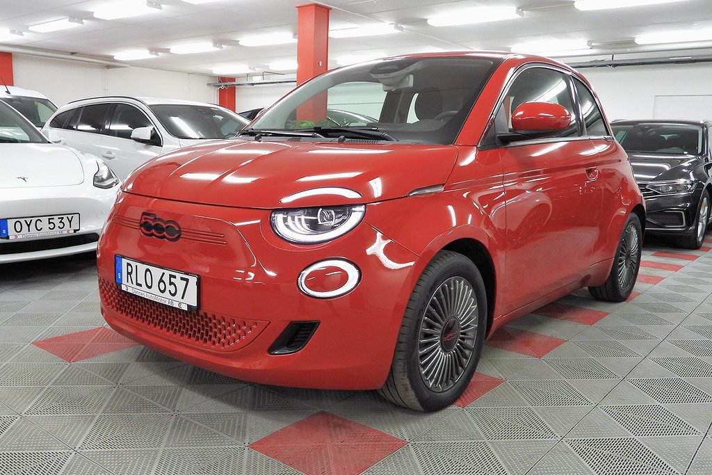 Fiat 500 e 42 kWh PDC SoV hjul NAV RED Carplay CCS LED Strålkastare