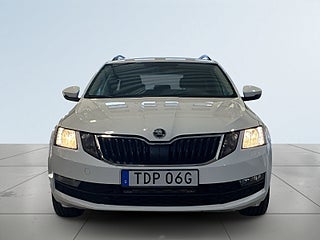Skoda Octavia Kombi 2.0 TDI SCR Ambition Drag Värmare Psens S&V-hjul – bild 2