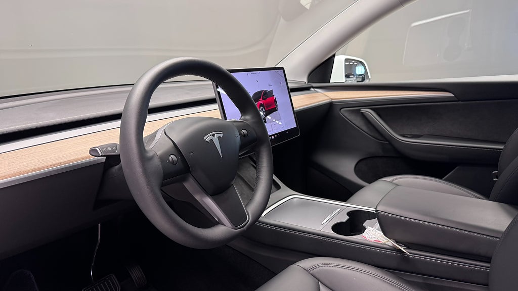 Tesla Model Y 2024 - miniatyr 7