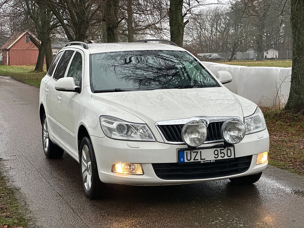 Skoda Octavia 2.0 TDI DPF Elegance Euro 5, Svensksåld. Dragkrok. 