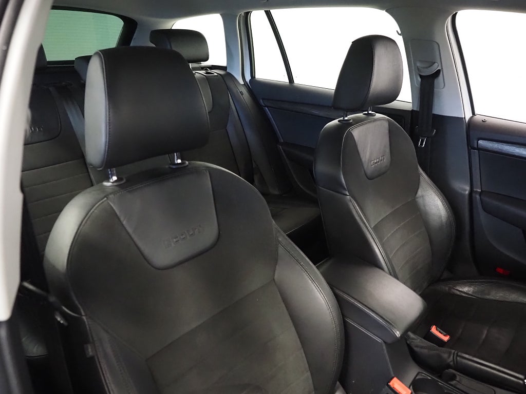 Skoda Octavia Scout 2.0 TDI 150hk 4x4 | Drag | D-värm | Navi | 2015