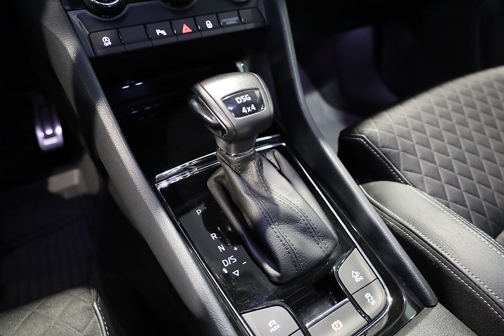 Skoda Karoq 2.0 TDI 4x4 Aut Style Drag Värmare Navi Kamera