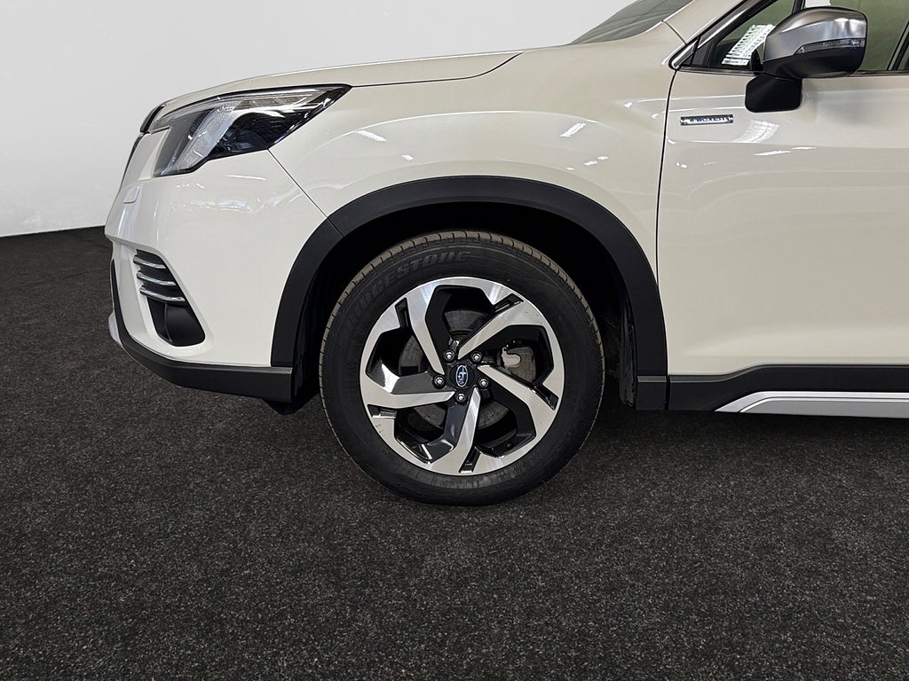 Subaru Forester e-Boxer XFuel 4WD Aut Ridge Navi Drag Kamera Adp-fart bild 3