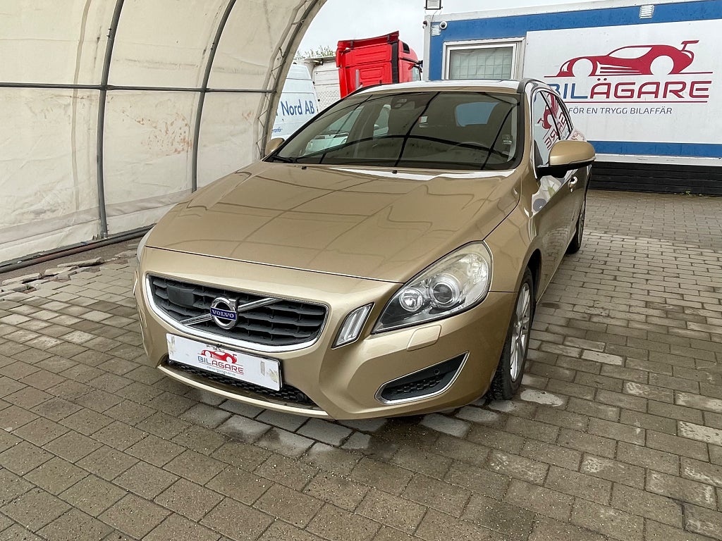 Volvo V60 D2 Momentum FULL SPEC NYSERV NYKAMREM NYBES GPS DRAG SV