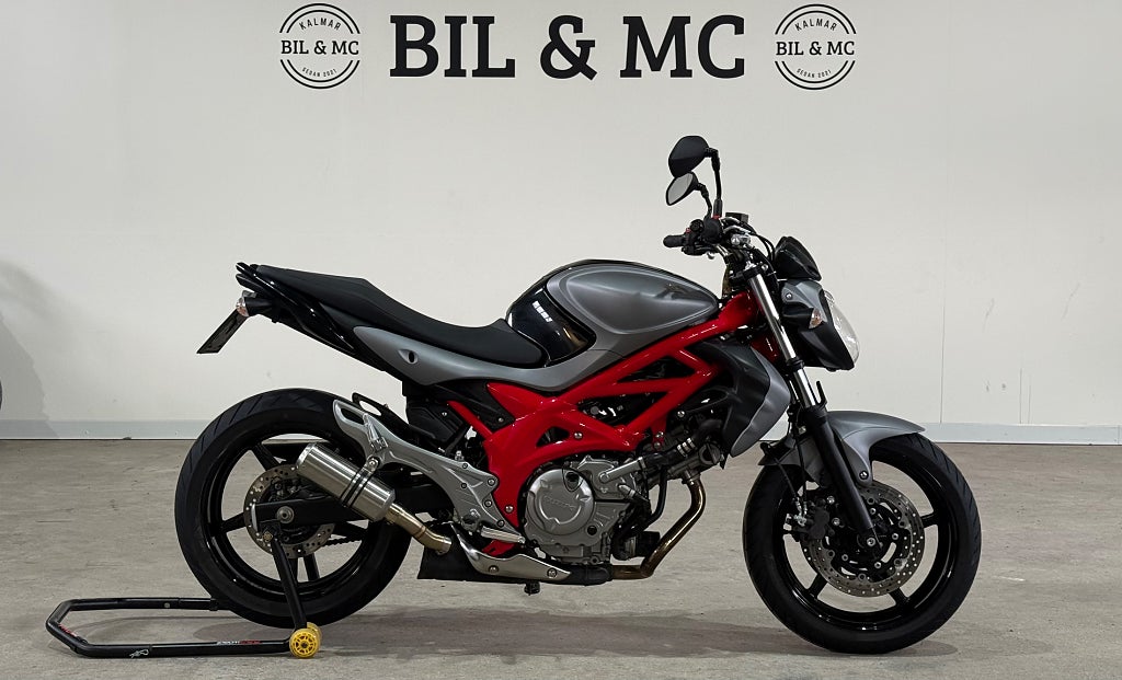 Suzuki Cycles SFV650 Gladius helsystem låga mil 0kr insats 