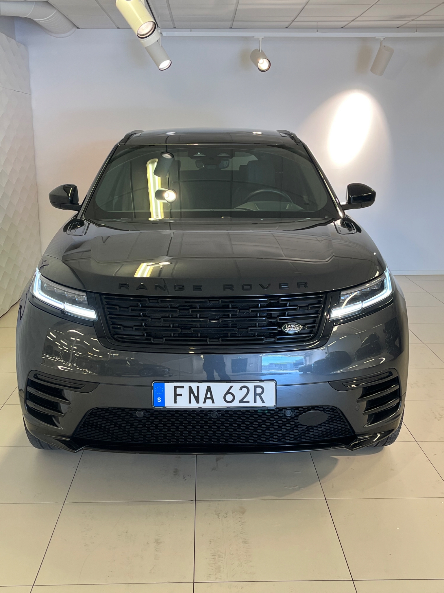 Land Rover Range Rover Velar 2024, photo 2/25