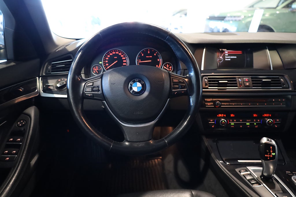 BMW 520d Touring AUT Drag Läder PDC Connected Blåtand Rattvärme