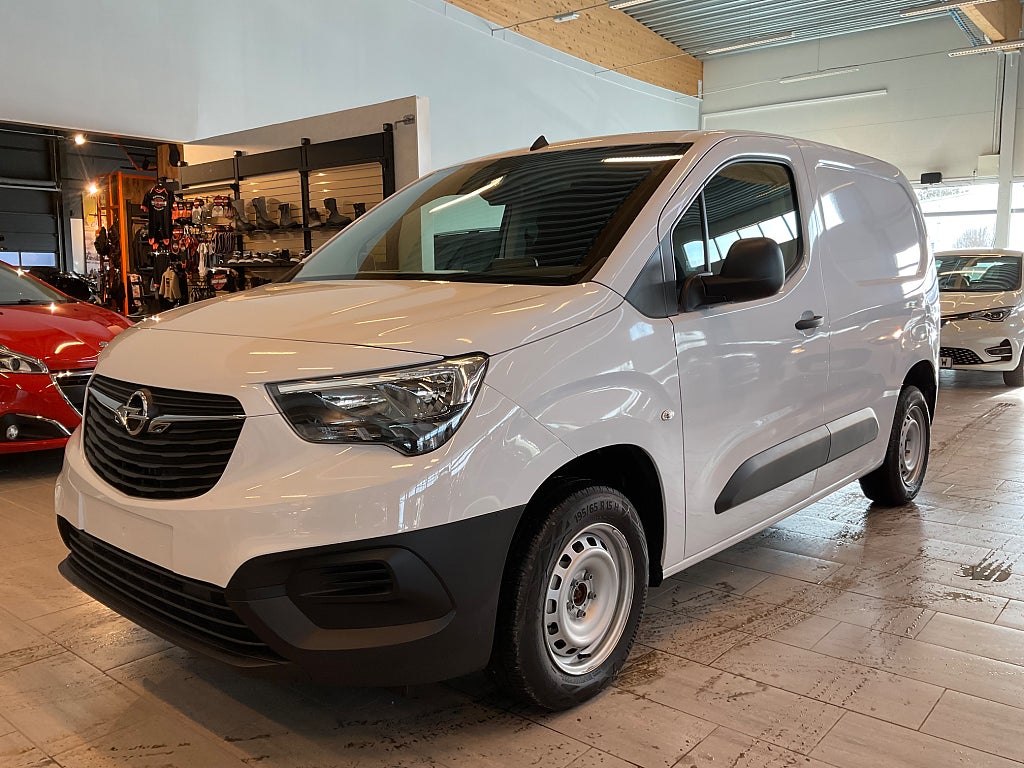 Opel Combo L1 Cargo 1.5 BlueHDi 100hk Drag Värmare Leasebar Demo