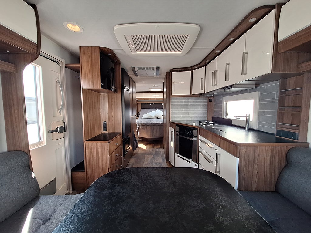 Polar Customized 680 QA Queenbädd, AC, Dusch, Kampanjprodukt!