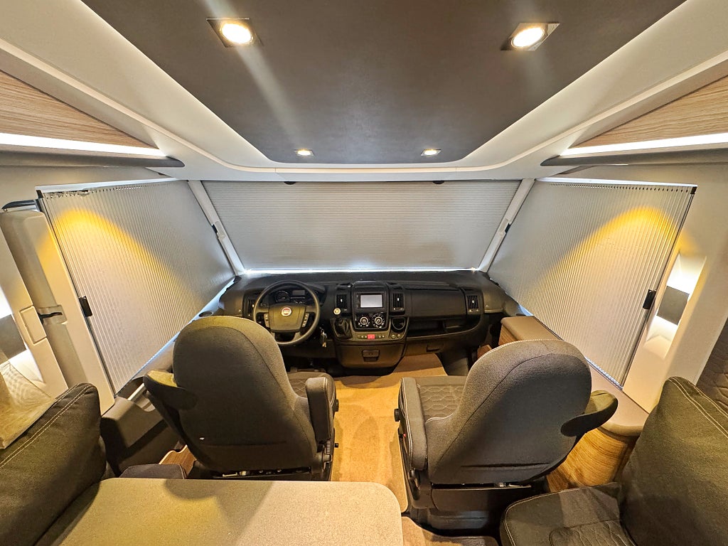Adria Sonic I 700 SLT Enkelsängar Toa bak 4400 kg