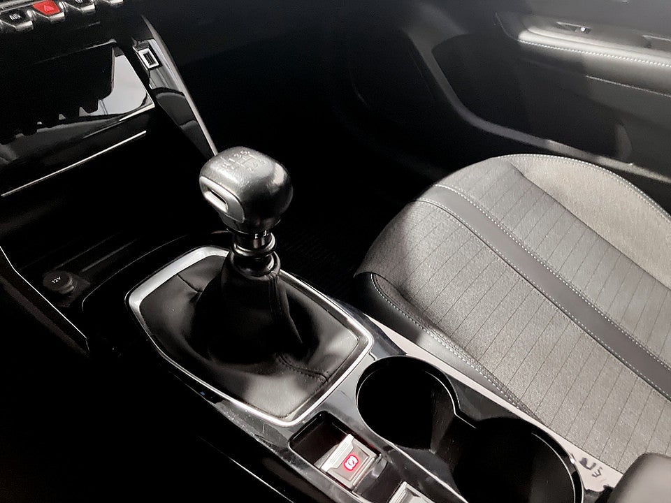Bild på Peugeot 208 Allure Pack 1.2 PT 100hk CARPLAY BACKKSENSORER