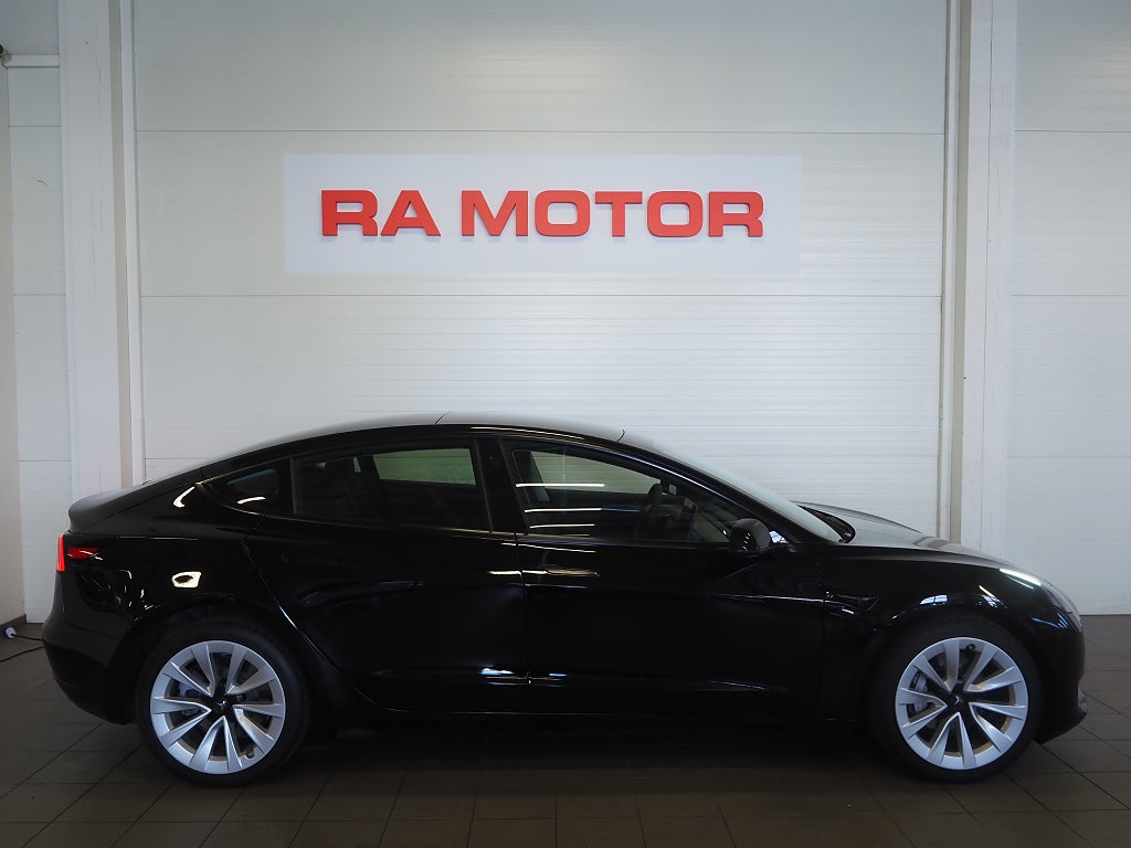Tesla Model 3 Standard Range 283hk Dragkrok Pano Kamera Navi Moms 2023