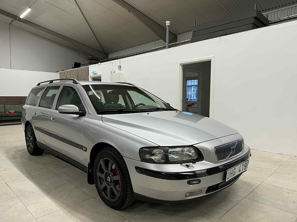 Volvo V70 2.4 0% RÄNTA / Dragkrok / Nya däck / Rostfri 