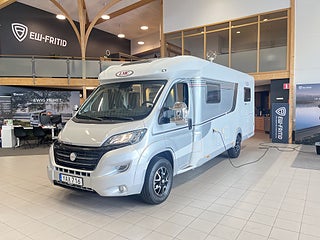 Husbil-halvintegrerad LMC T681