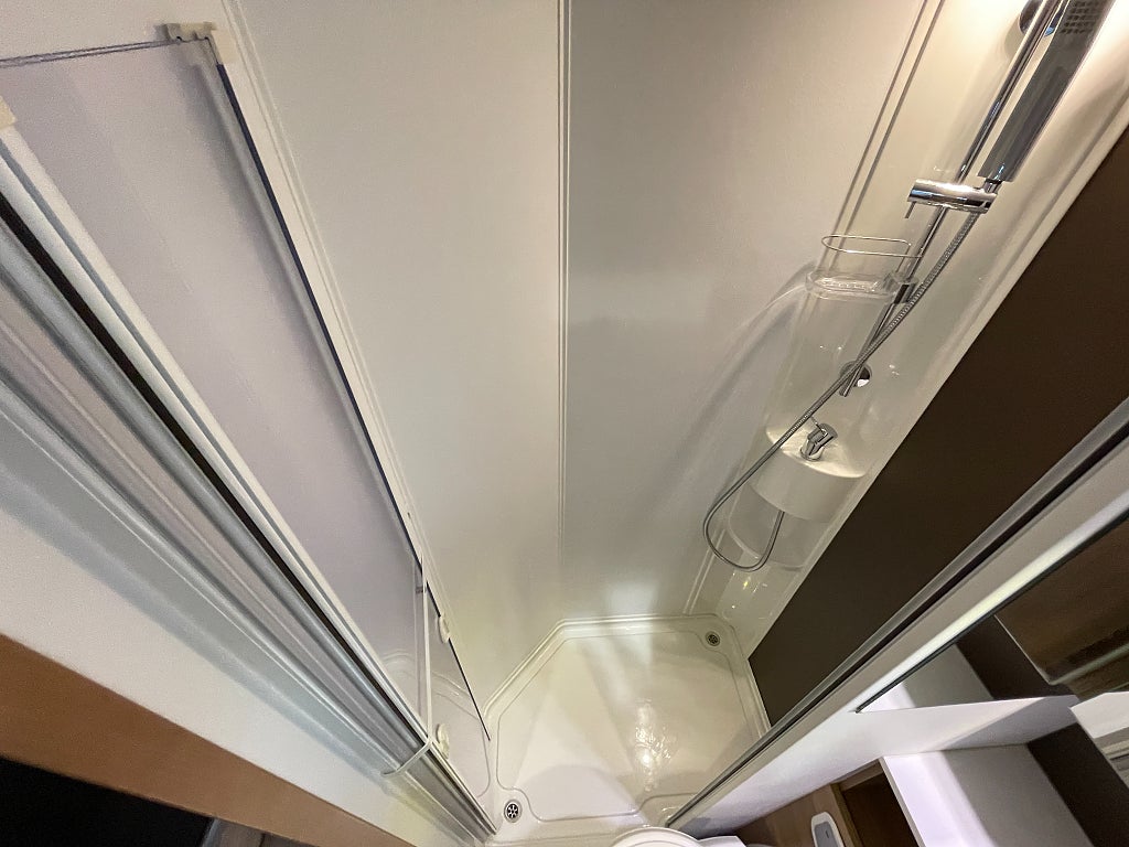 Adria Coral XL 670 SP Plus / El-patron / 5 bältad / Solcell / Dragkrok - Adria