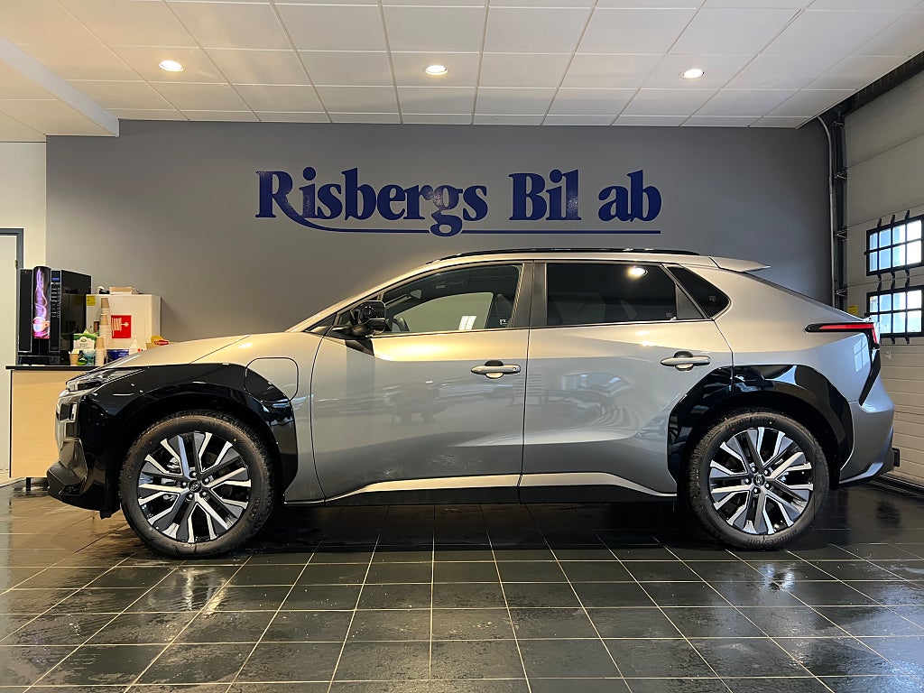 Subaru Solterra 74.7 kWh AWD Touring + Nya modellen, 3 års fri service!