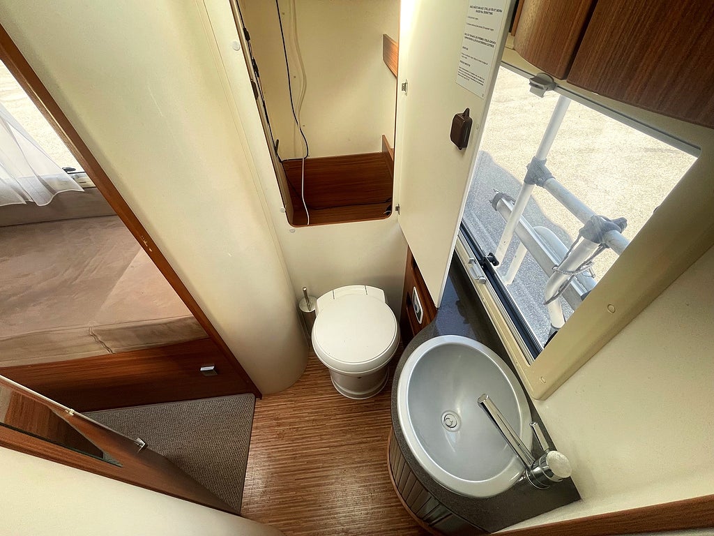 Adria Coral S 670 SLT långbäddar toa bak 5 åkande 3500 kg