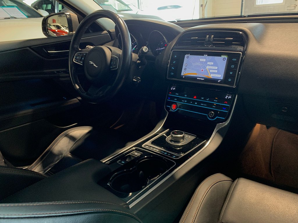 Jaguar XE 20d| PRESTIGE | Läder | Kamera | Drag 2017