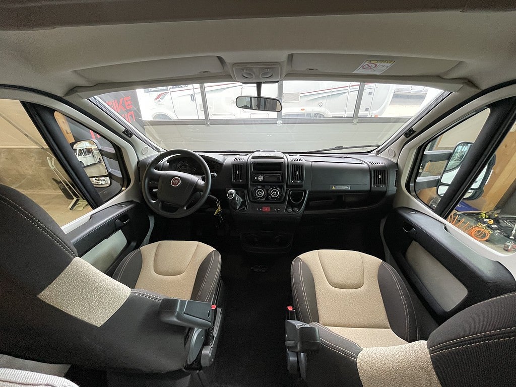 Pilote C 700 S /B-körkort/6-bältad/6-sovplatser - Pilote