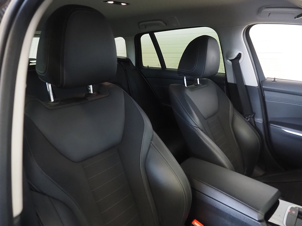 BMW 330e Plug-in Touring 292hk Sport Line | Drag | Navi |