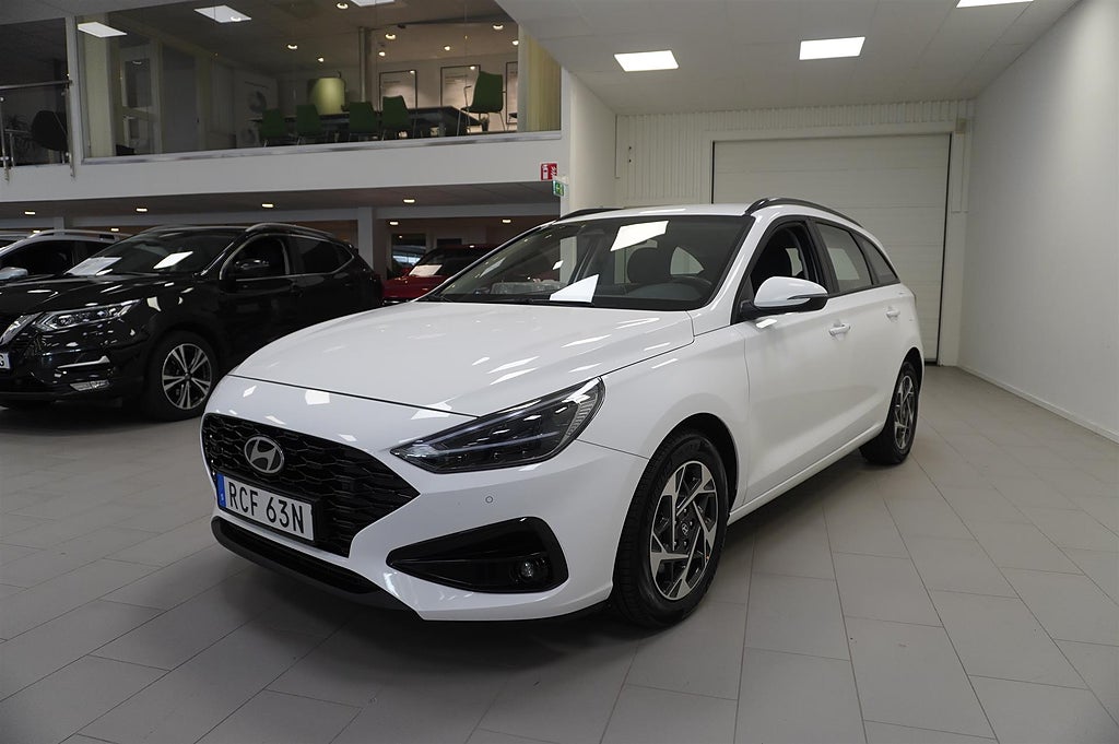 Hyundai i30 1.0 T-GDi 100 hk Aut MHEV Essential Förasspkt LED | Ränta 1,99%