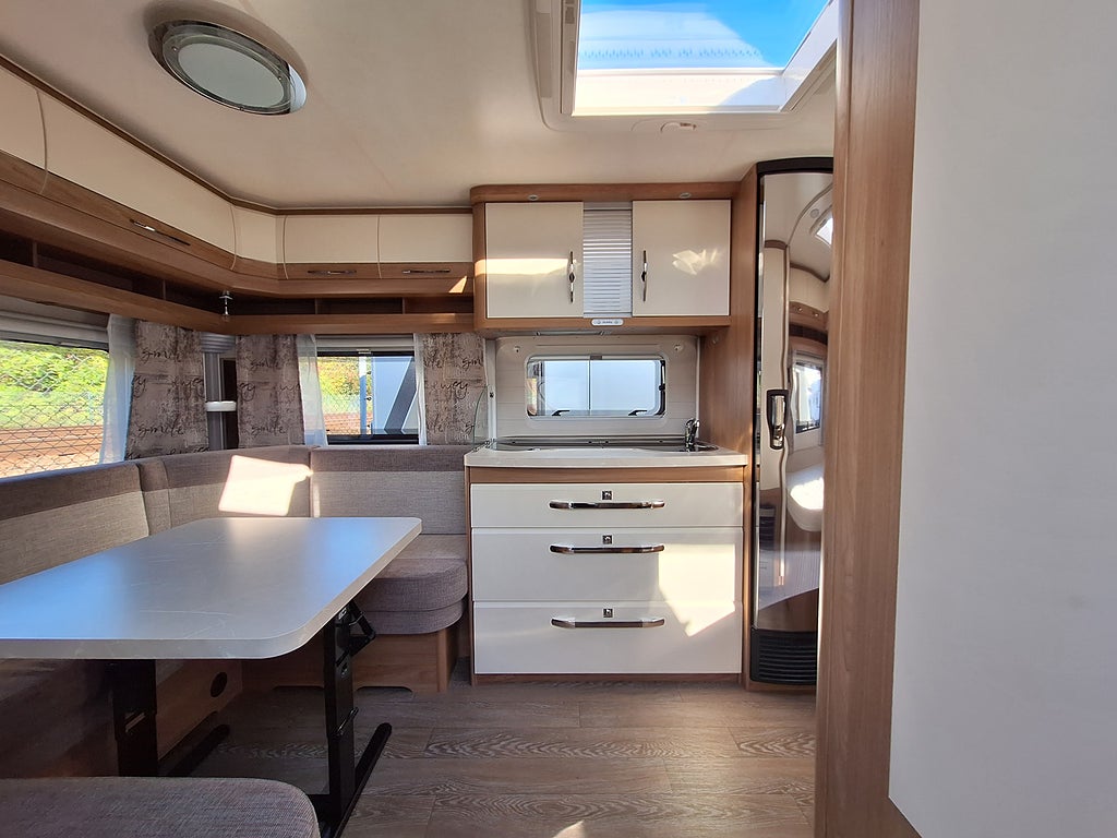 Hobby De Luxe 460 UFe Dubbelbädd, Mover, Nytt Tält