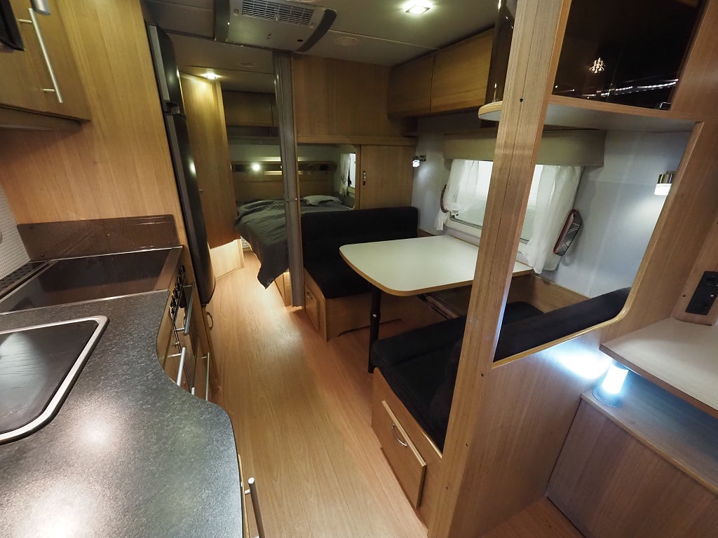 Polar 620 CTX Svit AC Vintervagn Dinette Franskbädd ALDE