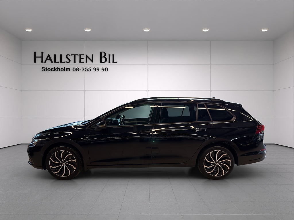 Volkswagen Golf 1.5 eTSI Sportscombi  Aut MOMS Värmare Svensksåld