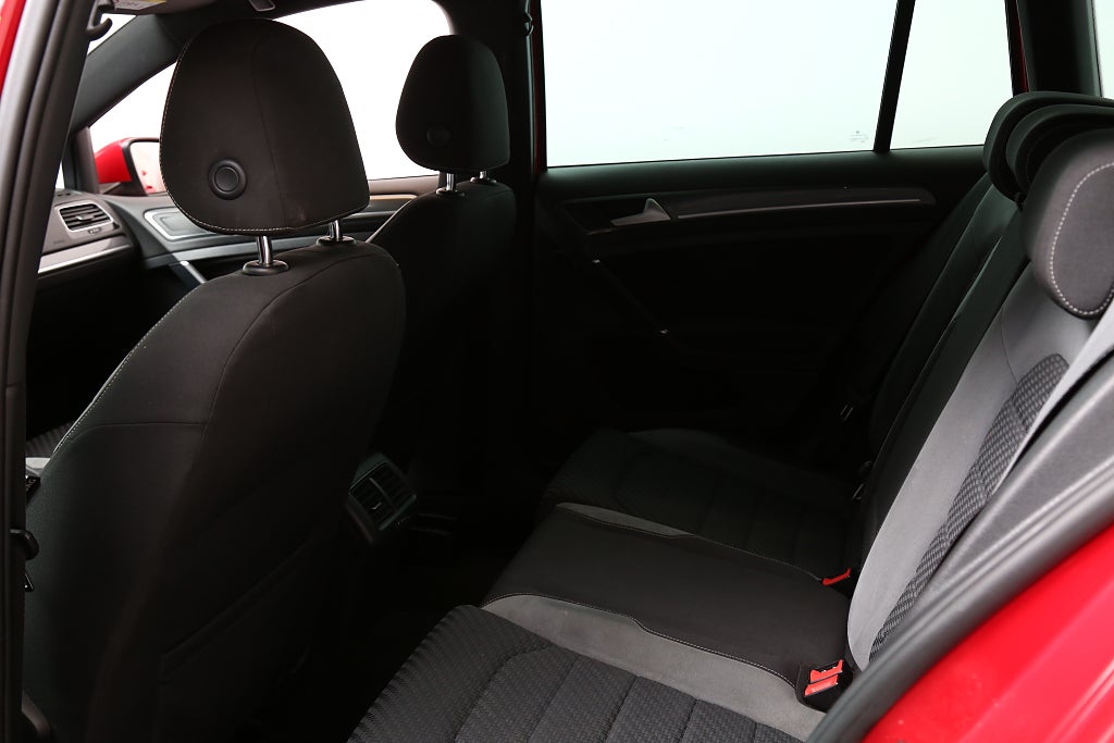 Volkswagen Golf 1,5 TSI 150hk R-Line DSG Sportscombi Värmare Drag 2019