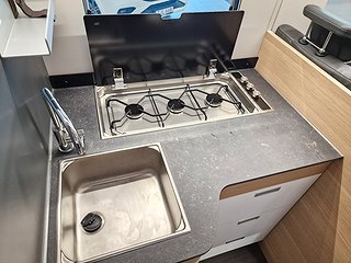 Husbil-halvintegrerad Adria CORAL 670 SC PLUS 17 av 28