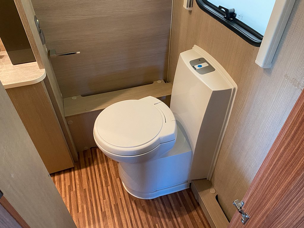 Adria Adora 643 UT / Förtält / ALDE / AC / Bäddskåp - Adria