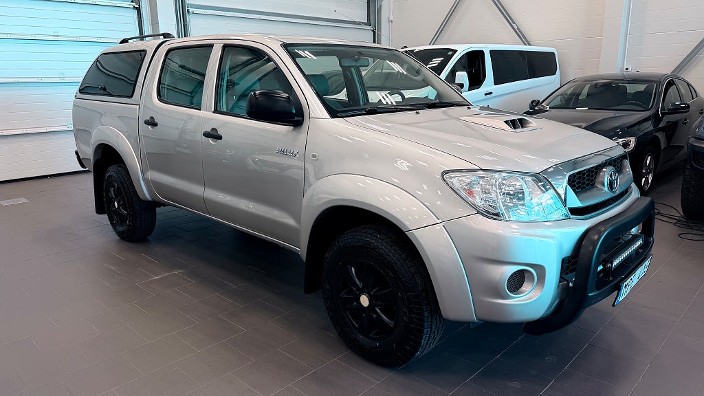 Toyota Hilux MOMS BIL 2.5 4x4 VÄLVÅRDAD KÅPA VÄRMARE DRAG 