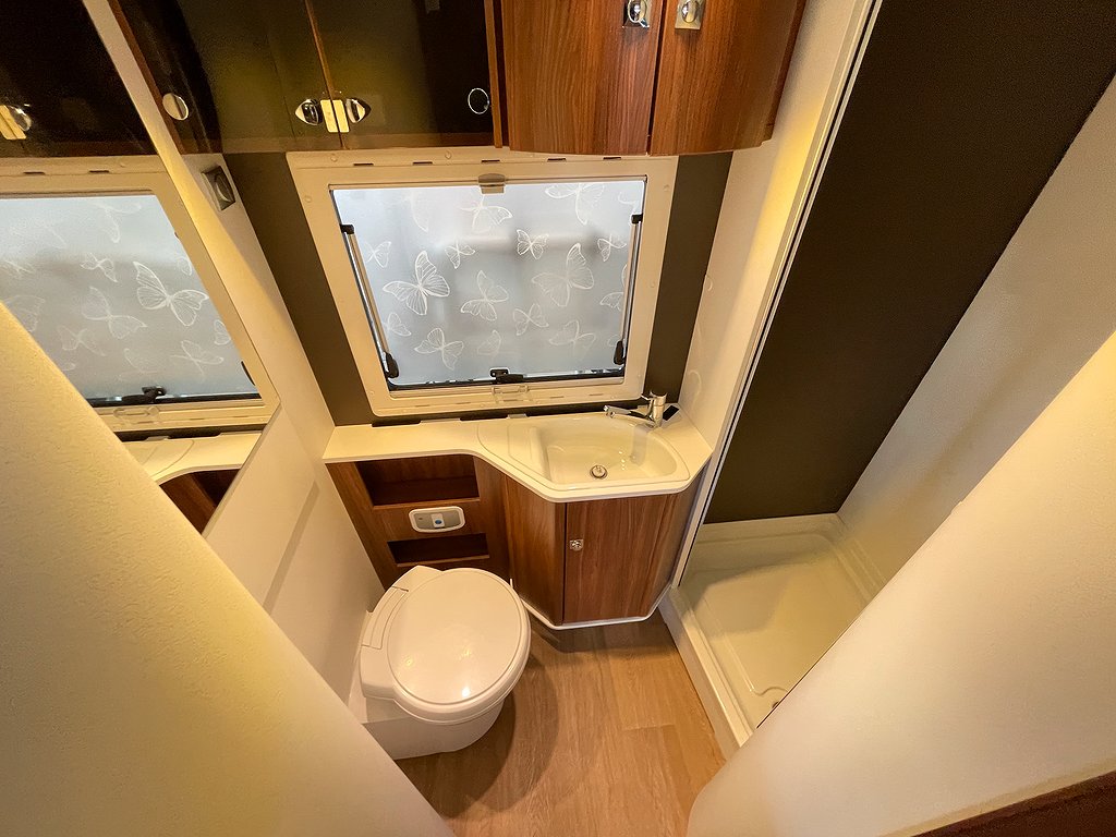 Adria Coral 670 SLT /Solcell/Badrum bak/Ugn/Fint skick/L-bädd - Adria