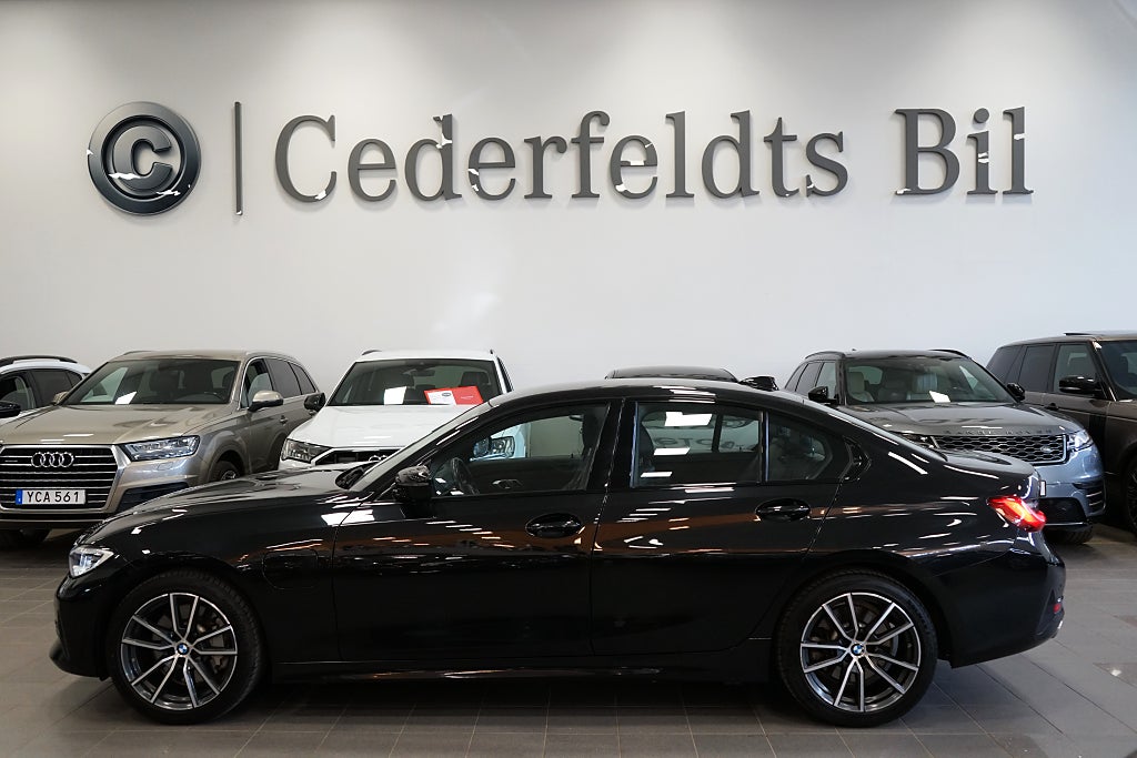BMW 330e Sedan Sport line Laserlight Fullservad V-hjul Euro 6