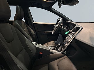 Volvo XC60 D4 AWD Classic Momentum Drag Pvärm Pano Kamera GPS SoV – bild 10