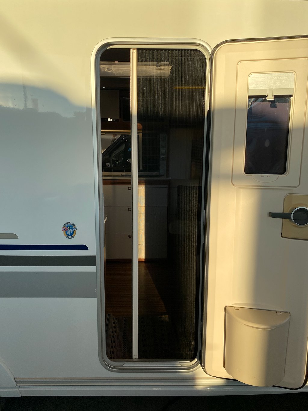 Adria Adora 643 UT / Förtält / ALDE / AC / Bäddskåp - Adria