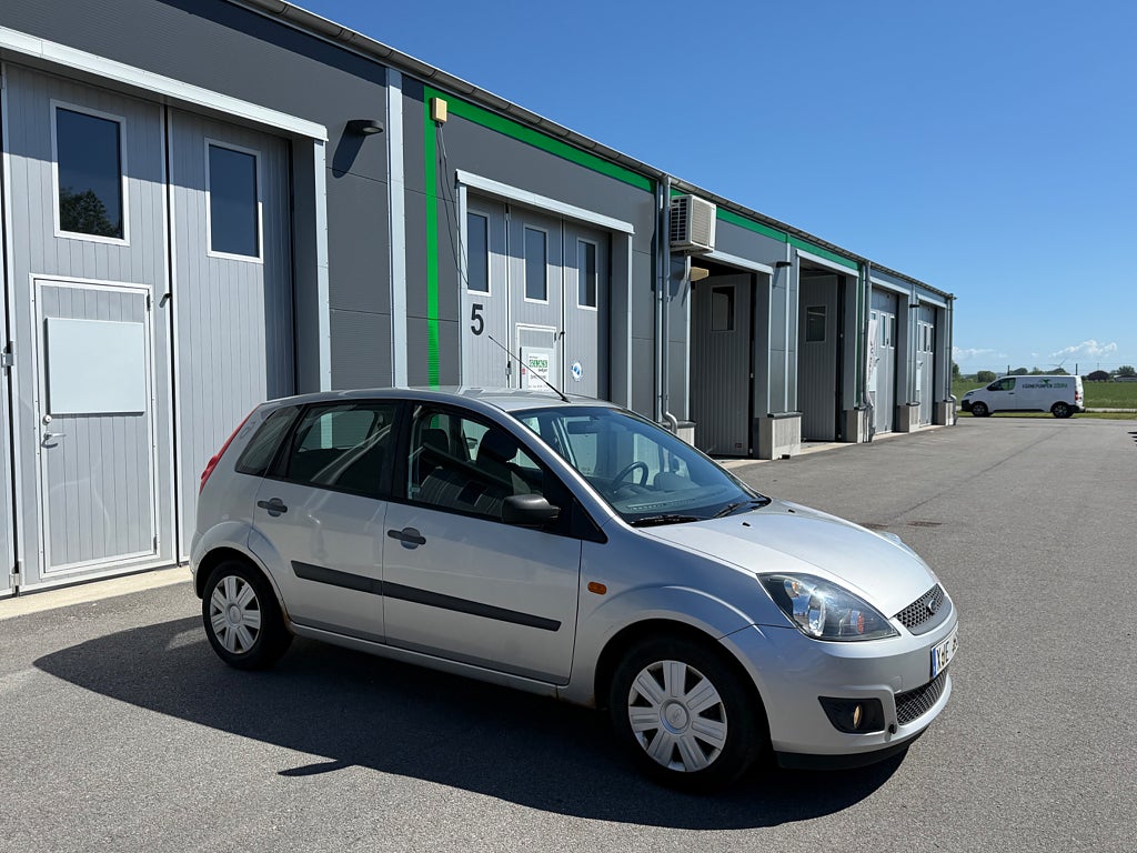 Ford Fiesta 5-dörrar 1.4 Ny servad Års skatt 1306kr 